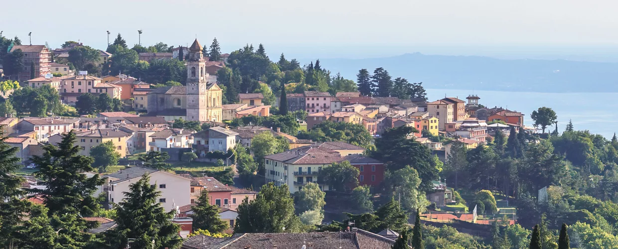 Il paese di Santa Restituta-Rosce sorge a fondo valle; le sue origini come 